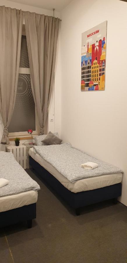 Flyfly , Darmowy Parking , Rezerwuj Przez Urzadzenia Mobilne -10 Procent Hostel