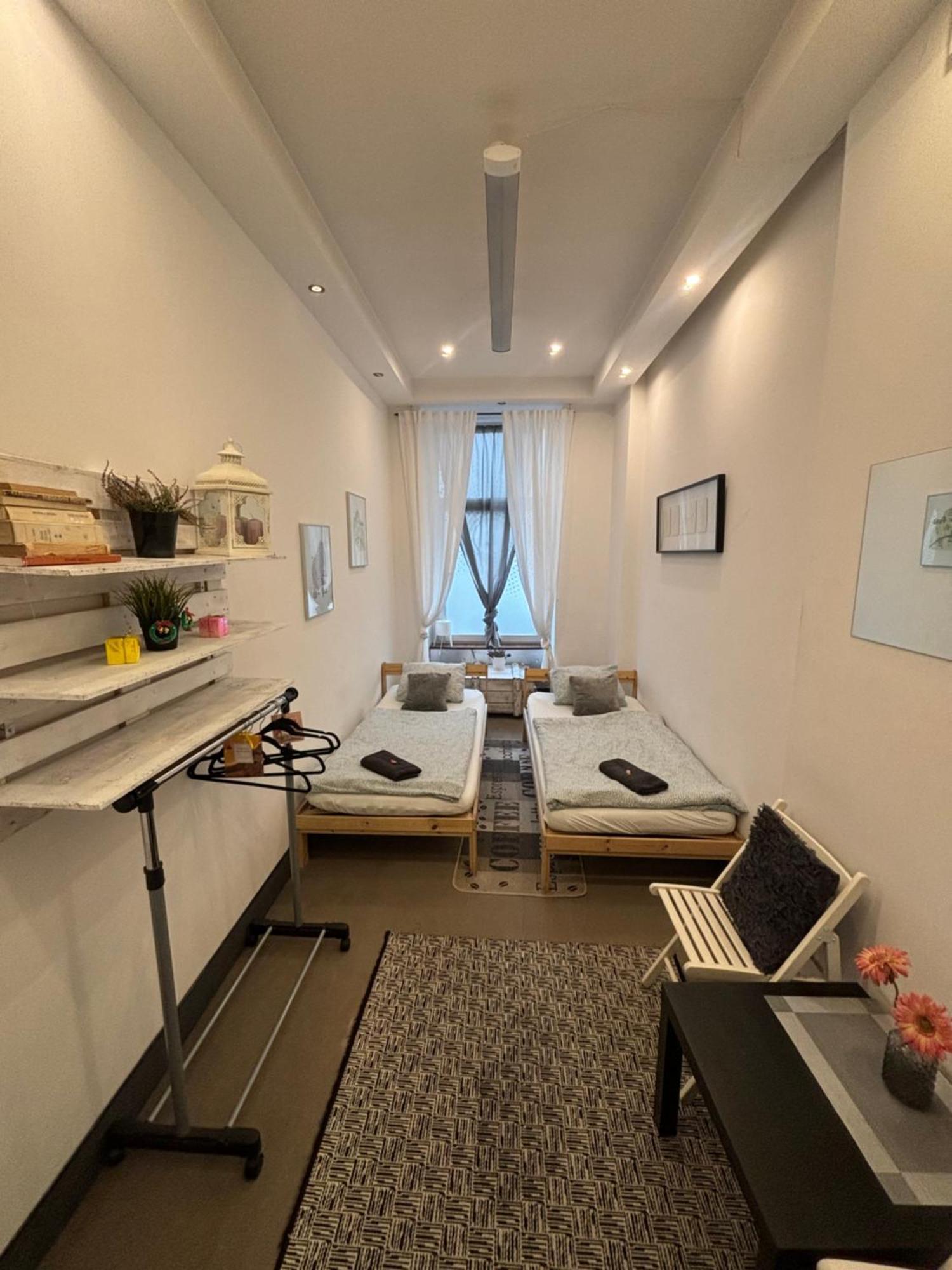 Flyfly , Darmowy Parking , Rezerwuj Przez Urzadzenia Mobilne -10 Procent Hostel